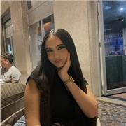 studentessa con varie certificazioni in inglese